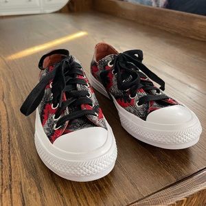 Low top all star Chuck Taylors